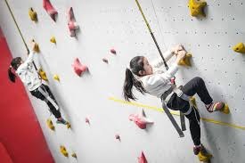 看看当年国际米兰 和拥有梅西苏牙那支巴萨的对抗，比赛虽然是那啥了…